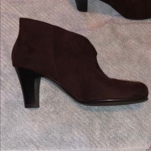 A2 gold role ankle boots size 8. 3in heel